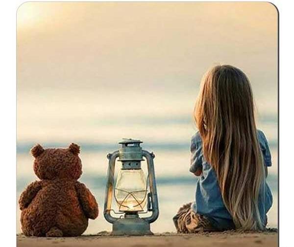 عکس دختر بچه با خرس عروسکی