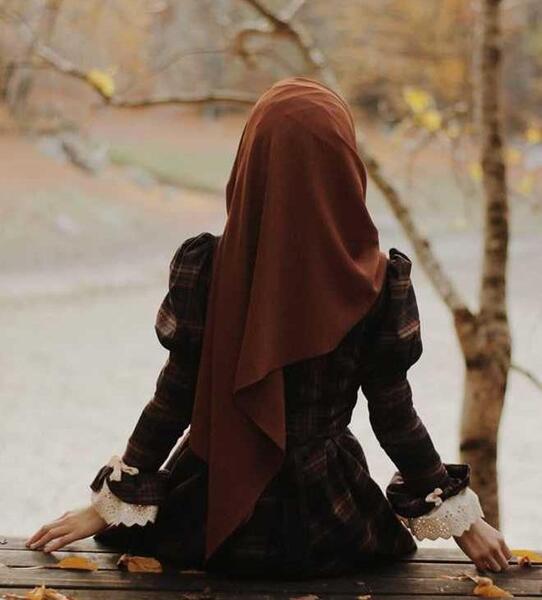عکس دختر از پشت سر با شال مشکی