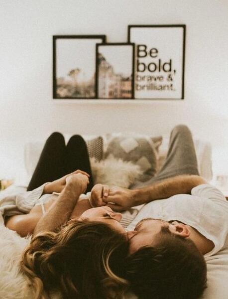 عکس عاشقانه دو نفره روی مبل