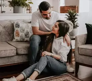 عکس عاشقانه دو نفره روی مبل