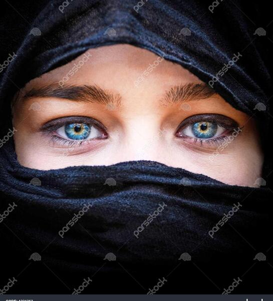 عکس دختر چشم آبی با شال