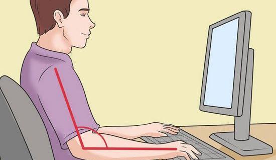 عکس دختر پشت میز کامپیوتر