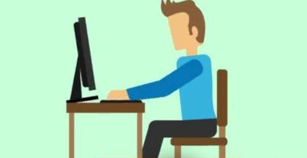 عکس دختر پشت میز کامپیوتر