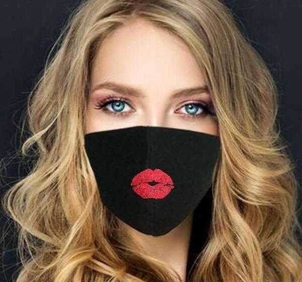 عکس دختر چشم رنگی با ماسک
