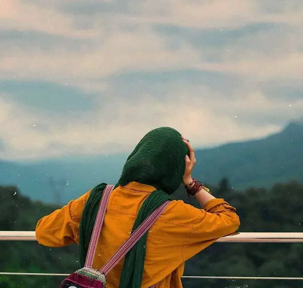 عکس دختر از زاویه پشت برای پروفایل