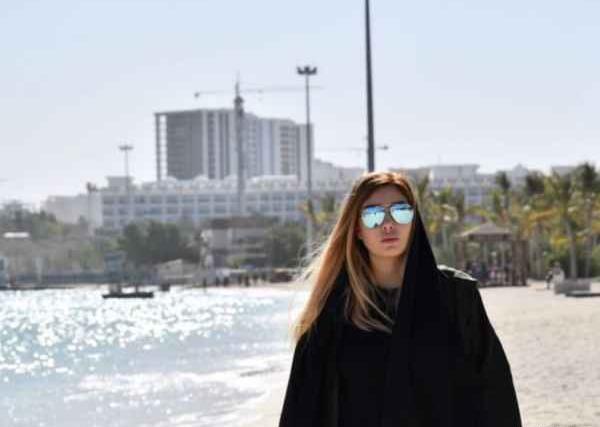عکس سحر قریشی کنار دریا