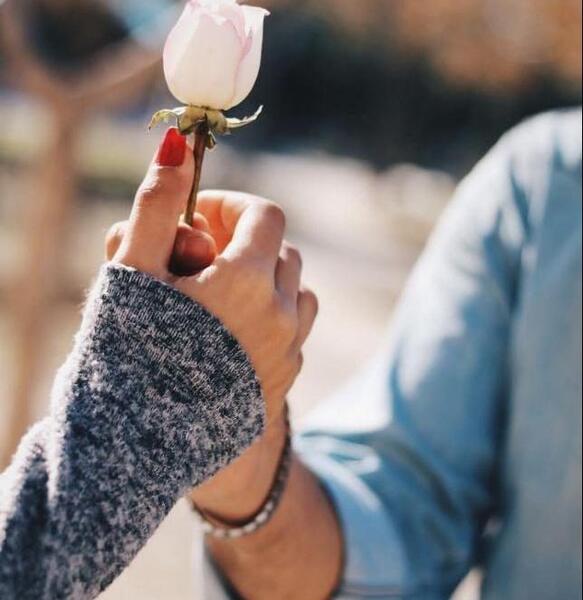 عکس عاشقانه دو نفره ایستاده