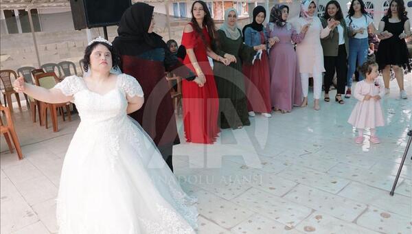 عکس دختر با لباس ترکیه