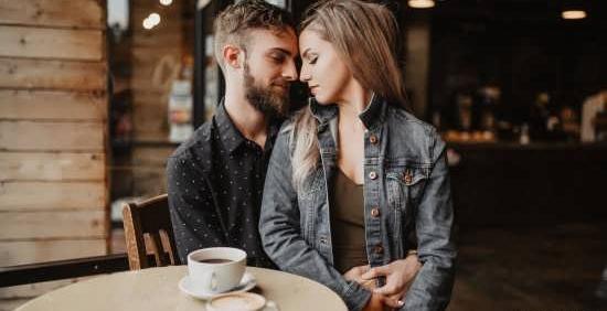 عکس عاشقانه دونفره در کافه