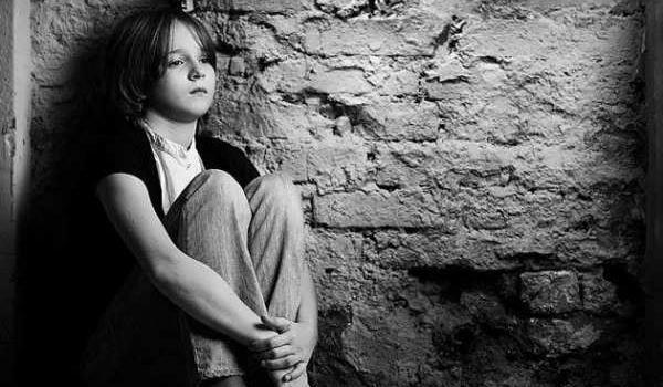 عکس دختر بچه تنها و غمگین