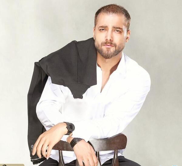 عکس امیر مقاره با لباس سفید