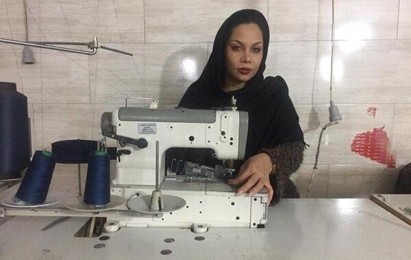 عکس دختر پشت چرخ خیاطی