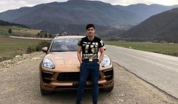 عکس سردار آزمون با ماشینش