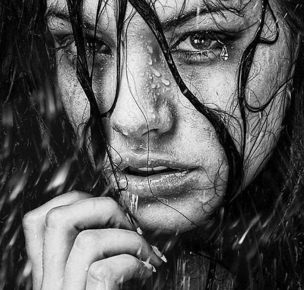 عکس نقاشی سیاه قلم چهره خیس