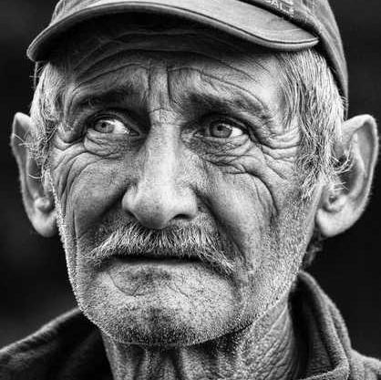 عکس نقاشی سیاه قلم چهره خیس