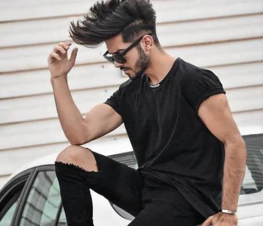 ژست عکس پسرانه با گوشی