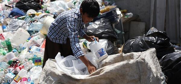 عکس کودک زباله گرد