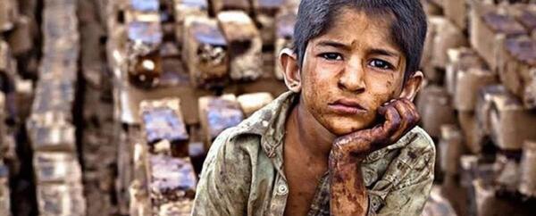 عکس کودک فقیر زیر باران