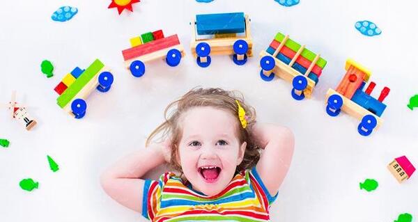 عکس کودک با اسباب بازی
