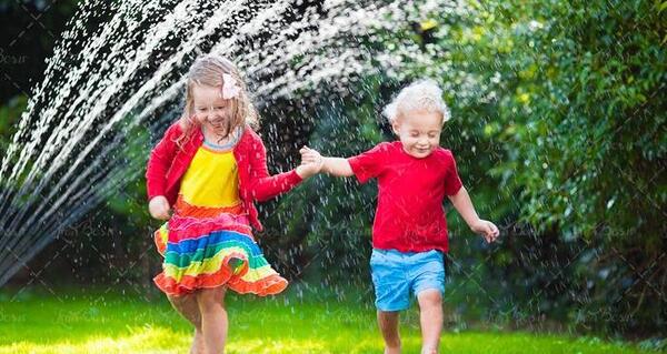 عکس کودک در حال بازی