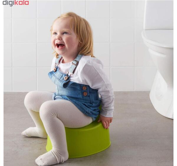 عکس کودک روی توالت فرنگی