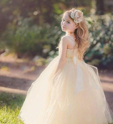 عکس آتلیه دختر بچه با لباس عروس