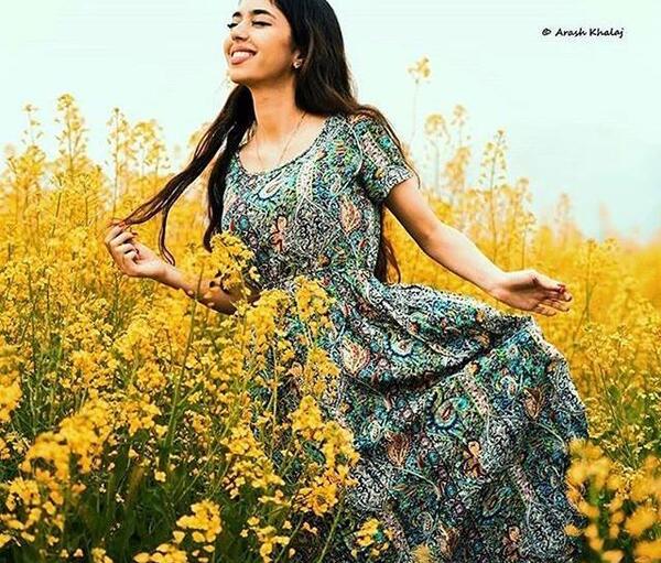 عکس ژست عکاسی دخترانه در بهار