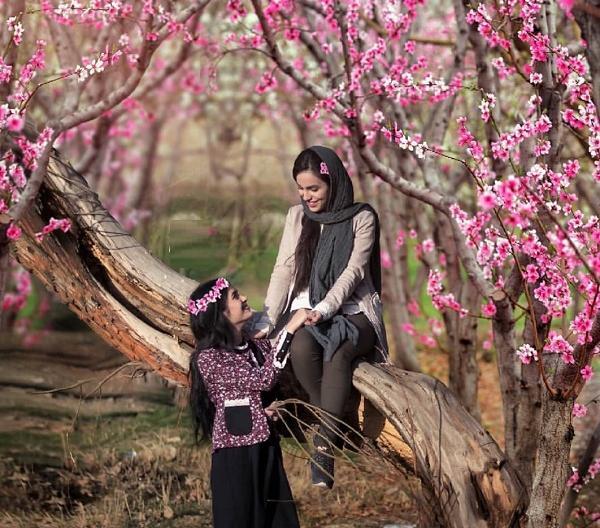 عکس ژست عکاسی دخترانه در بهار