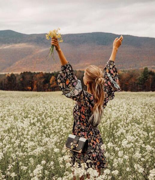 عکس ژست عکاسی دخترانه در بهار