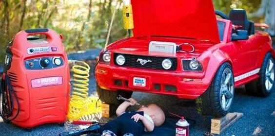 ژست عکس کودک با ماشین