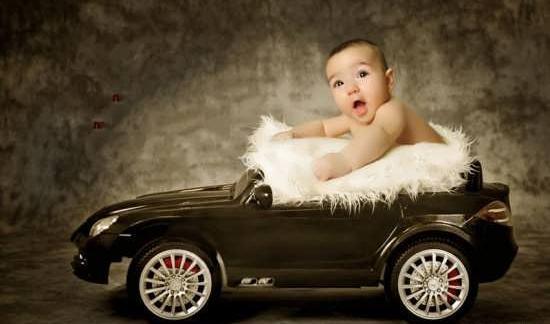 ژست عکس کودک با ماشین