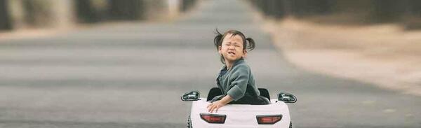 ژست عکس کودک با ماشین