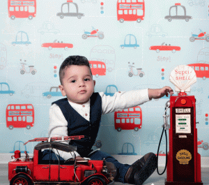 ژست عکس کودک با ماشین