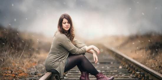 ژست عکس روی ریل قطار