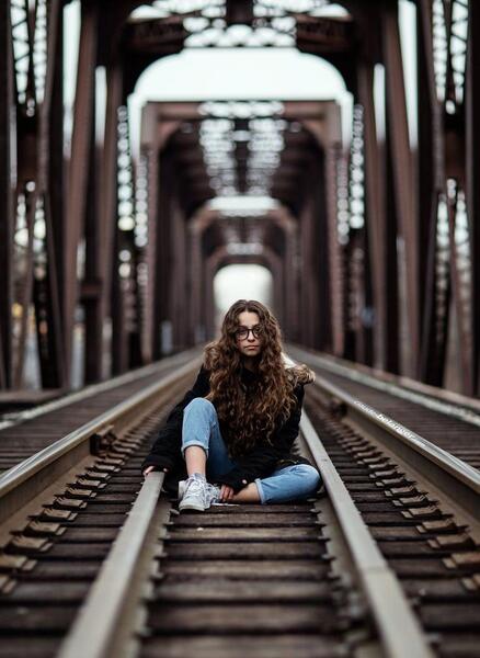 ژست عکس روی ریل قطار