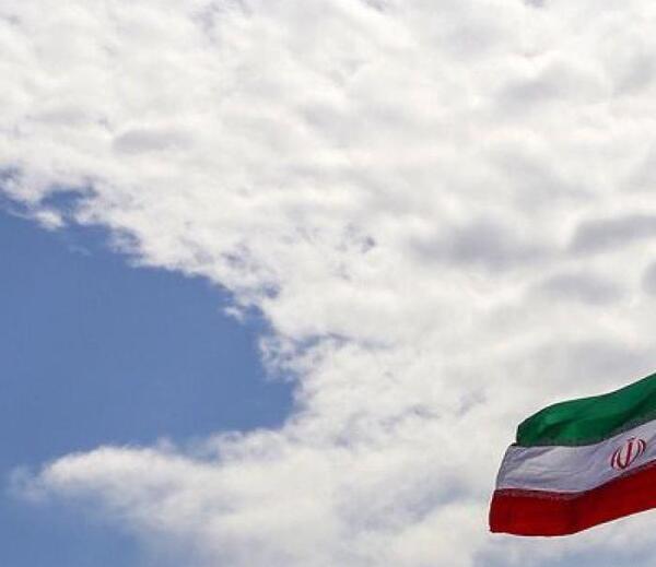 عکس پرچم ایران در آسمان