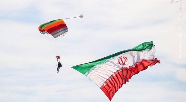 عکس پرچم ایران در آسمان