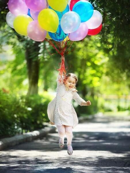 عکس کودک با بادکنک
