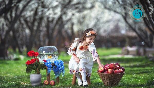 عکس آتلیه کودک در باغ