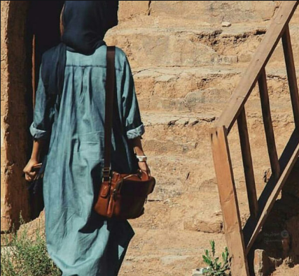 عکس دختر مانتویی از پشت سر