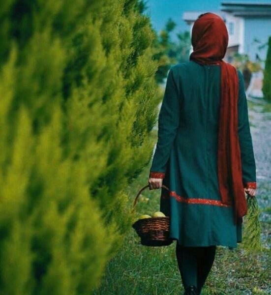 عکس دختر مانتویی از پشت سر