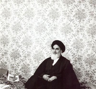عکسی کمیاب از امام خمینی بدون لباس روحانیت