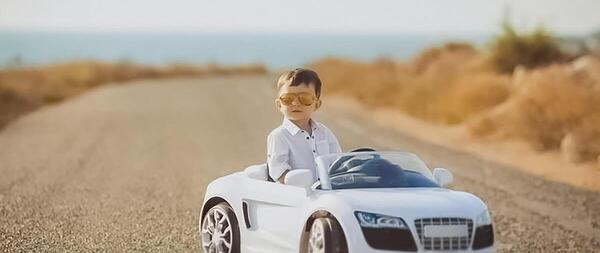 عکس کودک با ماشین شارژی