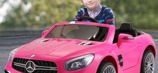 عکس کودک با ماشین شارژی