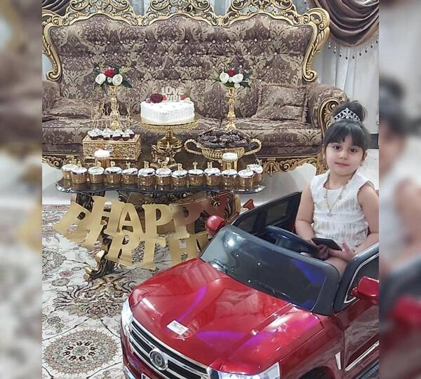 عکس کودک با ماشین شارژی