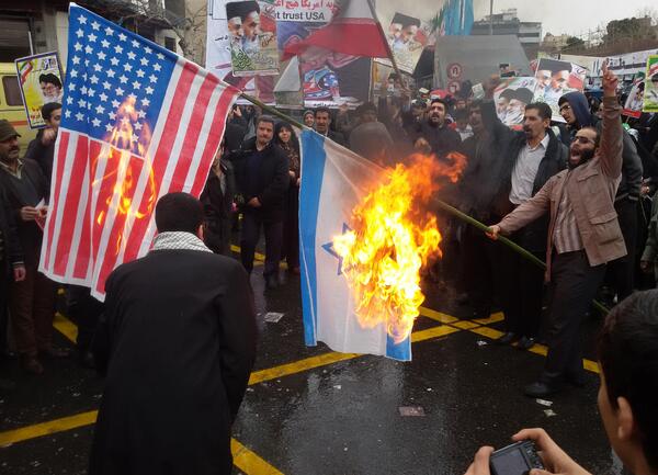 عکس به آتش کشیدن پرچم آمریکا و اسرائیل