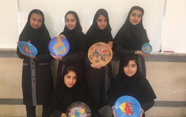 عکس نقاشی روی سفال طرح دخترانه