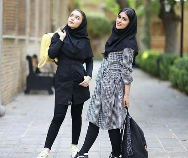 ژست عکس دخترانه دانشجویی