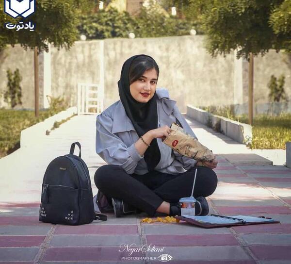 ژست عکس دخترانه دانشجویی