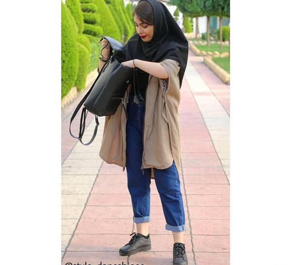 ژست عکس دخترانه دانشجویی